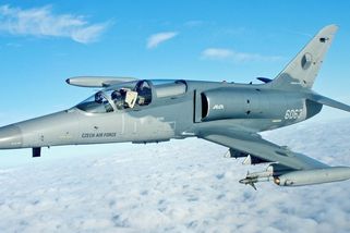 SATIRA: České L-159 ALCA deklasovaly čínské J-20 na vojenském cvičení v Popradu - Médium.cz